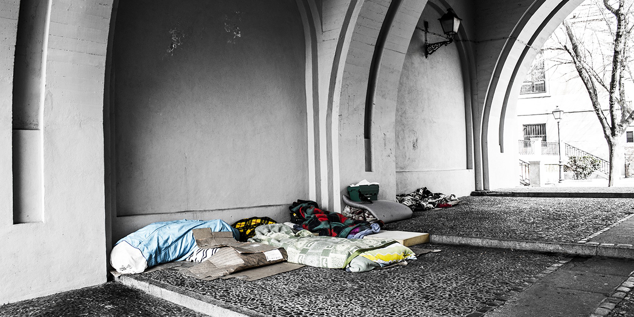 Schlafstelle von Obdachlosen unter einer Brücke