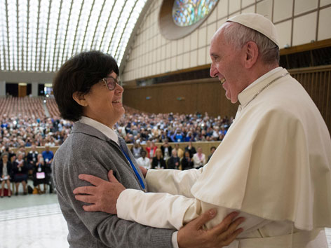 Papst Franziskus begrüßt Carmen Sammut, Vorsitzende der weltweiten Ordensfrauen-Vereinigung UISG.
