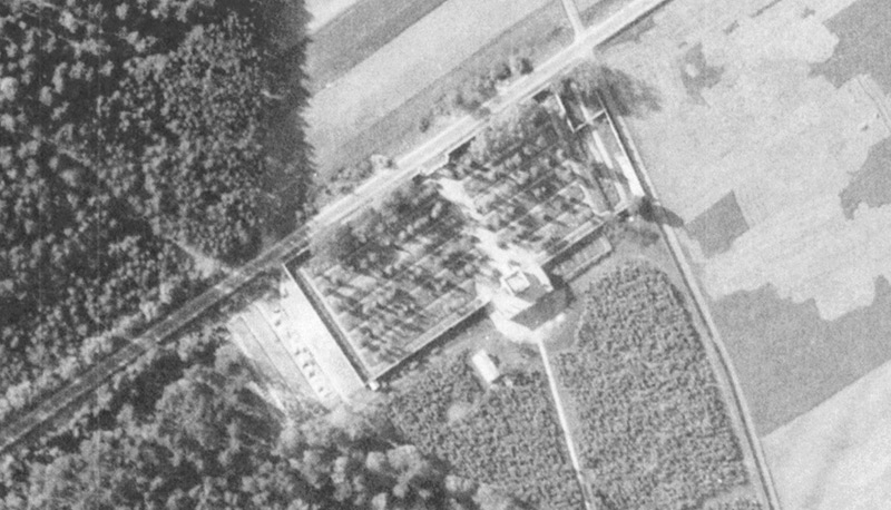Ein Alliiertes Luftbild des Anstaltsfriedhofs vom 15. Mai 1945. In der linken Bildhälfte unterhalb die gerodete Fläche mit den Reihengräbern der NS-Euthanasie-Opfer.