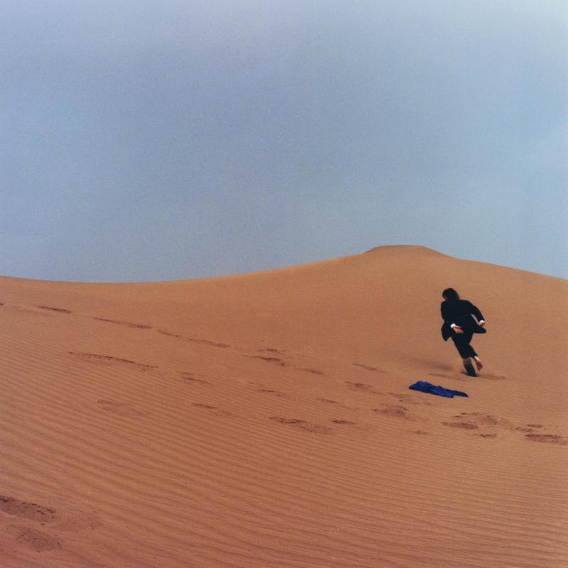 Nick Murphy in der Wüste, Albumcover von "Run Fast Sleep Naked"