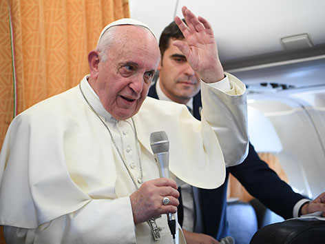 Papst Franziskus bei der fliegenden Pressekonferenz von Skopje nach Rom