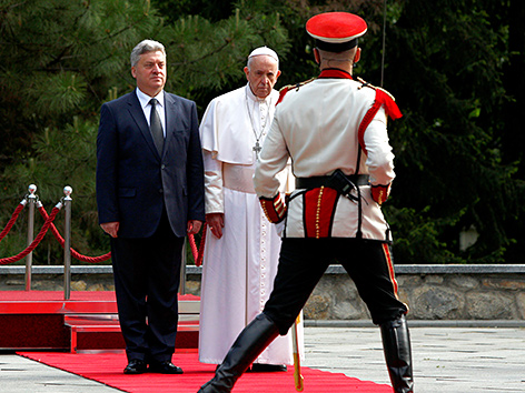 Papst Franziskus mit dem nordmazedonischen Präsidenten Djordje Ivanov in Skopje
