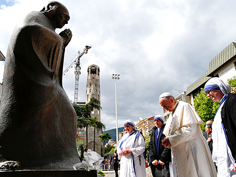 Papst Franziskus beim Denkmal Mutter Teresas in Skopje