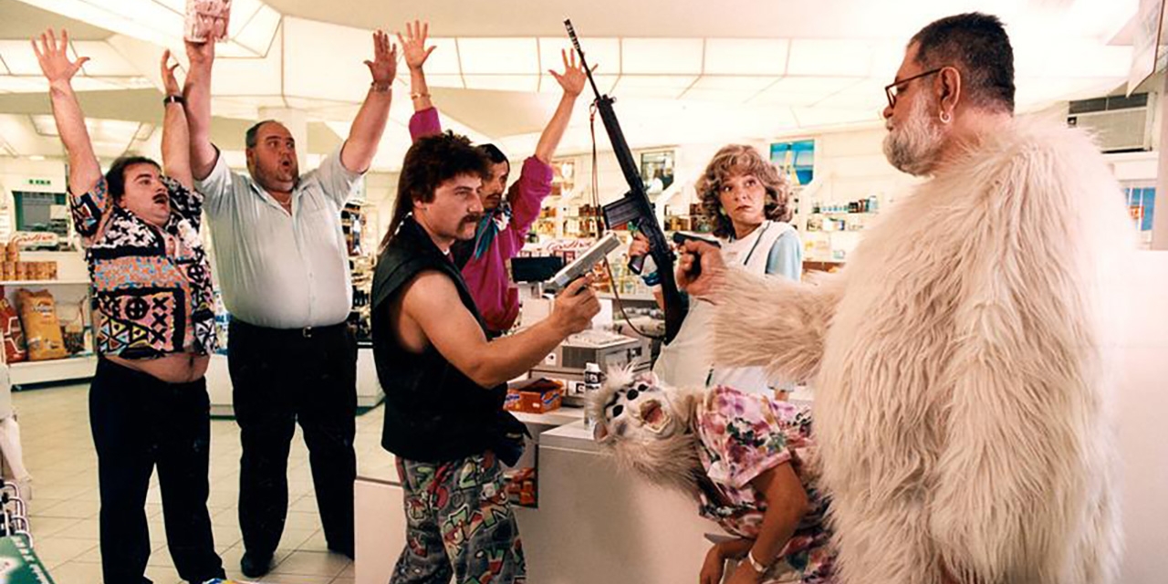 Ausschnitt aus dem Film "Muttertag": Mann mit Pistole im Supermarkt