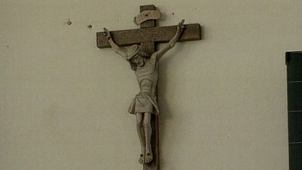 Kruzifix hängt an der Wand