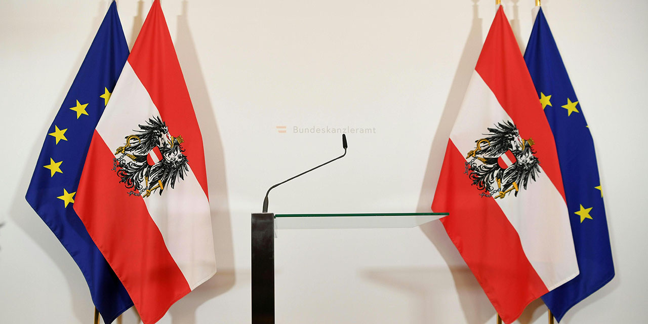Fahnen und das leere Rednerpult im Bundeskanzleramt vor der Pressekonferenz von Kurz