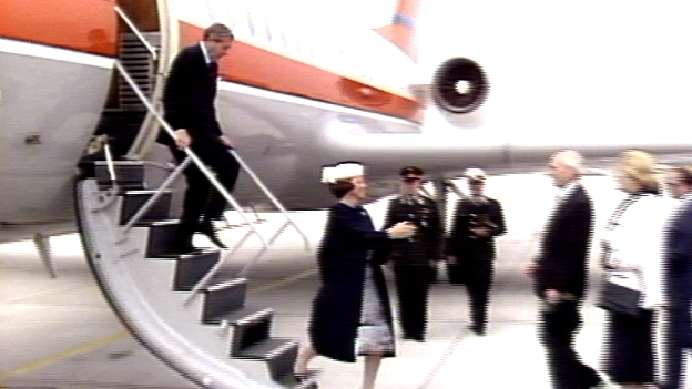 Königin Beatrix und Prinz Claus am Flughafen Schwechat 1985