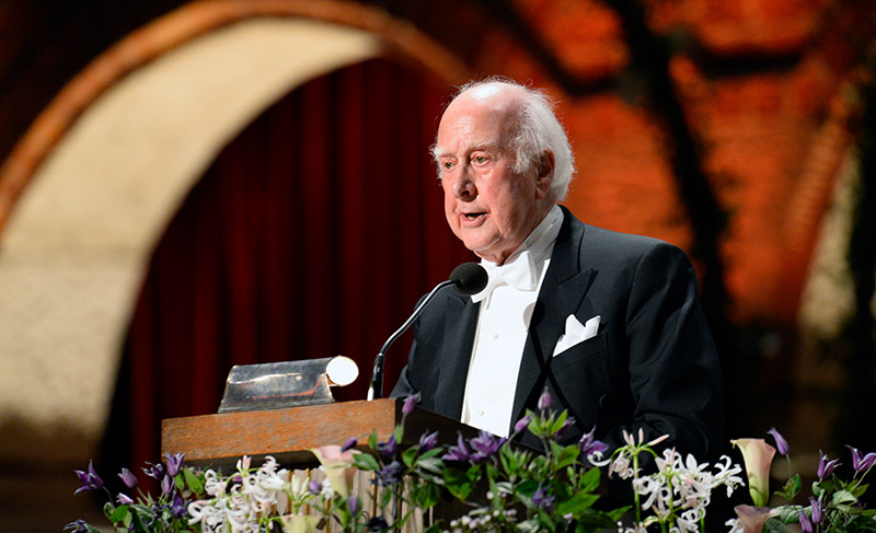 Mit Frack am Rednerpult: Peter Higgs hält am 10. Dezember 2013 in Stockholm seine Nobelpreisrede