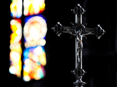 Ein Kruzifix mit Kirchenfenster