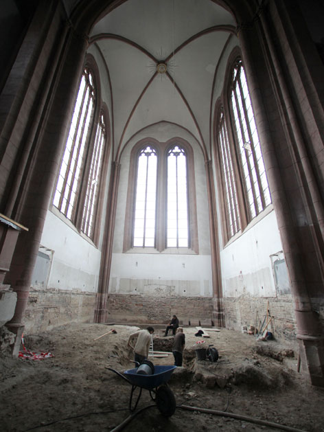 Innenansicht des Mainzer Doms bei Bauarbeiten. Es wird eine der ältesten Kirchenbauten Deutschlands vermutet.