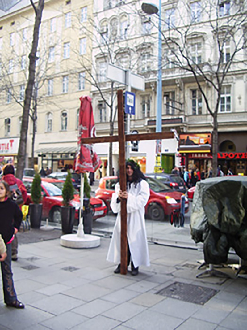Todor als Jesus auf der Mariahilferstraße