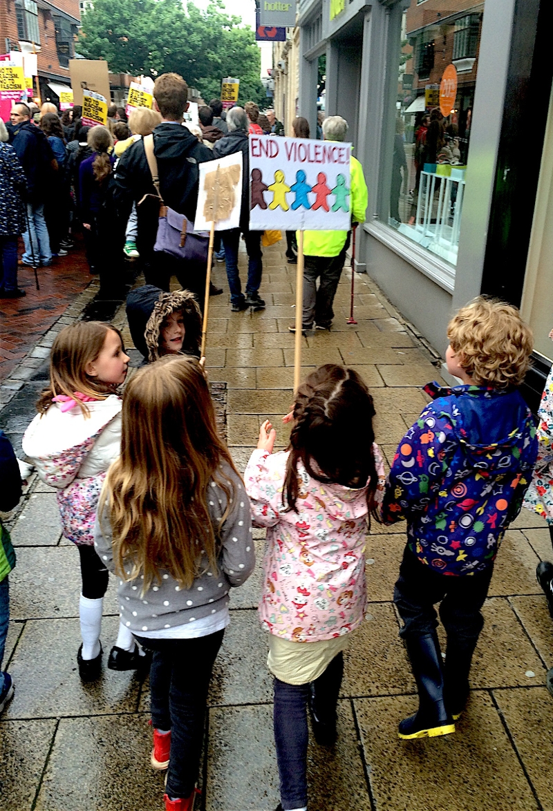 Kinder mit "No Violence" Pappschild auf der Anti-Rassismus-Demo