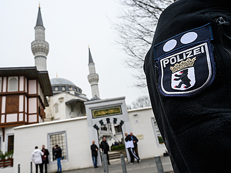 Ein Polizist vor der Sehitlik Moschee in Berlin