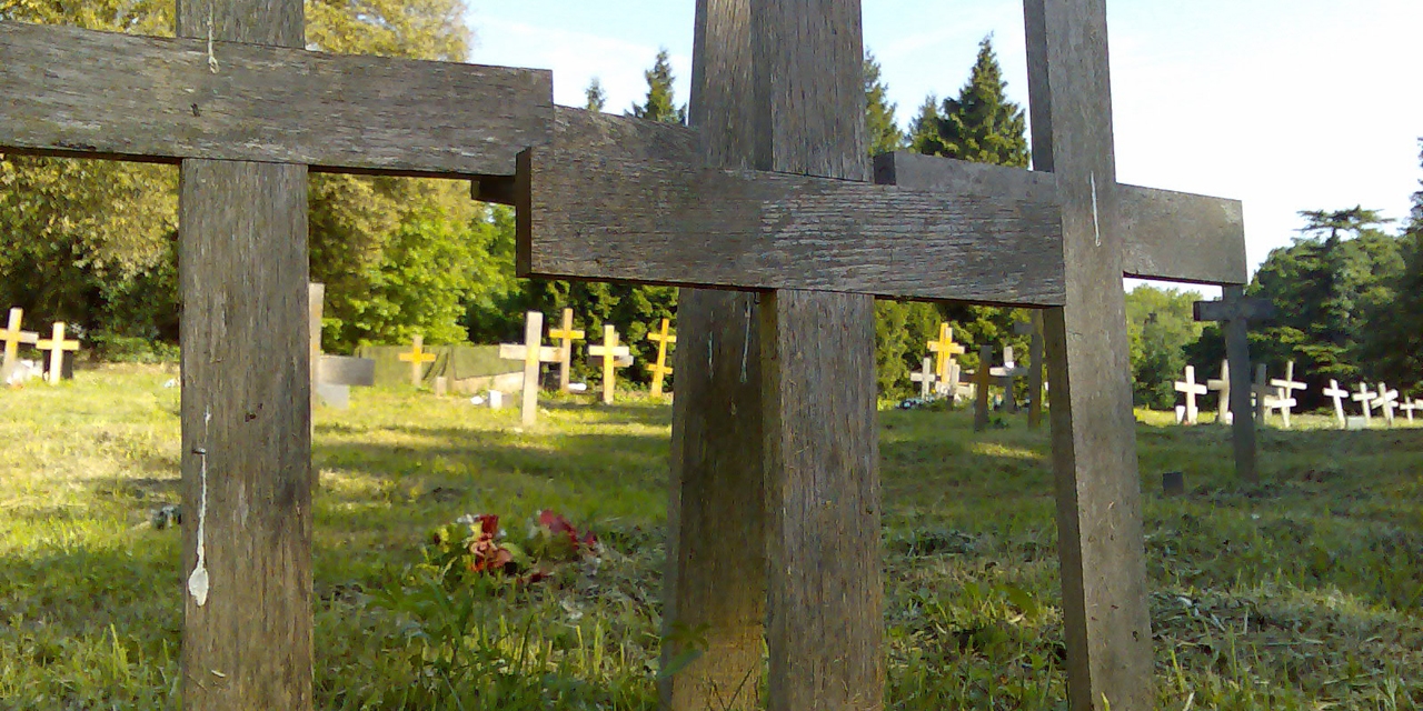 Holzkreuze auf einem Friedhof

https://www.flickr.com/photos/markhillary/507367091/
