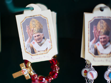 Kärtchen mit Bildchen von Benedikt XVI.
