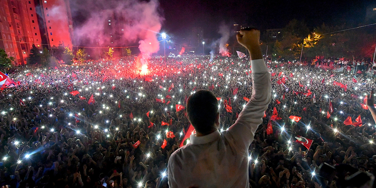 Ekrem Imamoglu lässt sich von Tausenden Anhängern und Anhängerinnen feiern