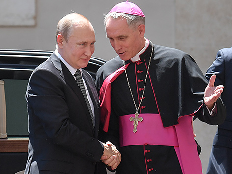 Erzbischof Georg Gänswein empfängt den russischen Präsidenten Wladimir Putin im Vatikan