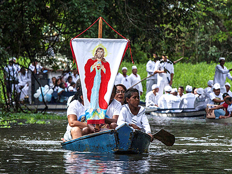 Römisch-katholische Pilger auf dem Caraparu River in Santa Izabel do Para, Brasilien