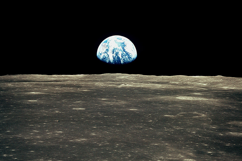Die Erde geht über dem Mond auf: Aufnahme von "Apollo 11"