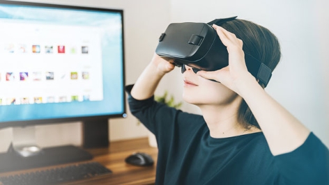 Virtuelle Realität / Frau trägt Virtual Reality Brille
