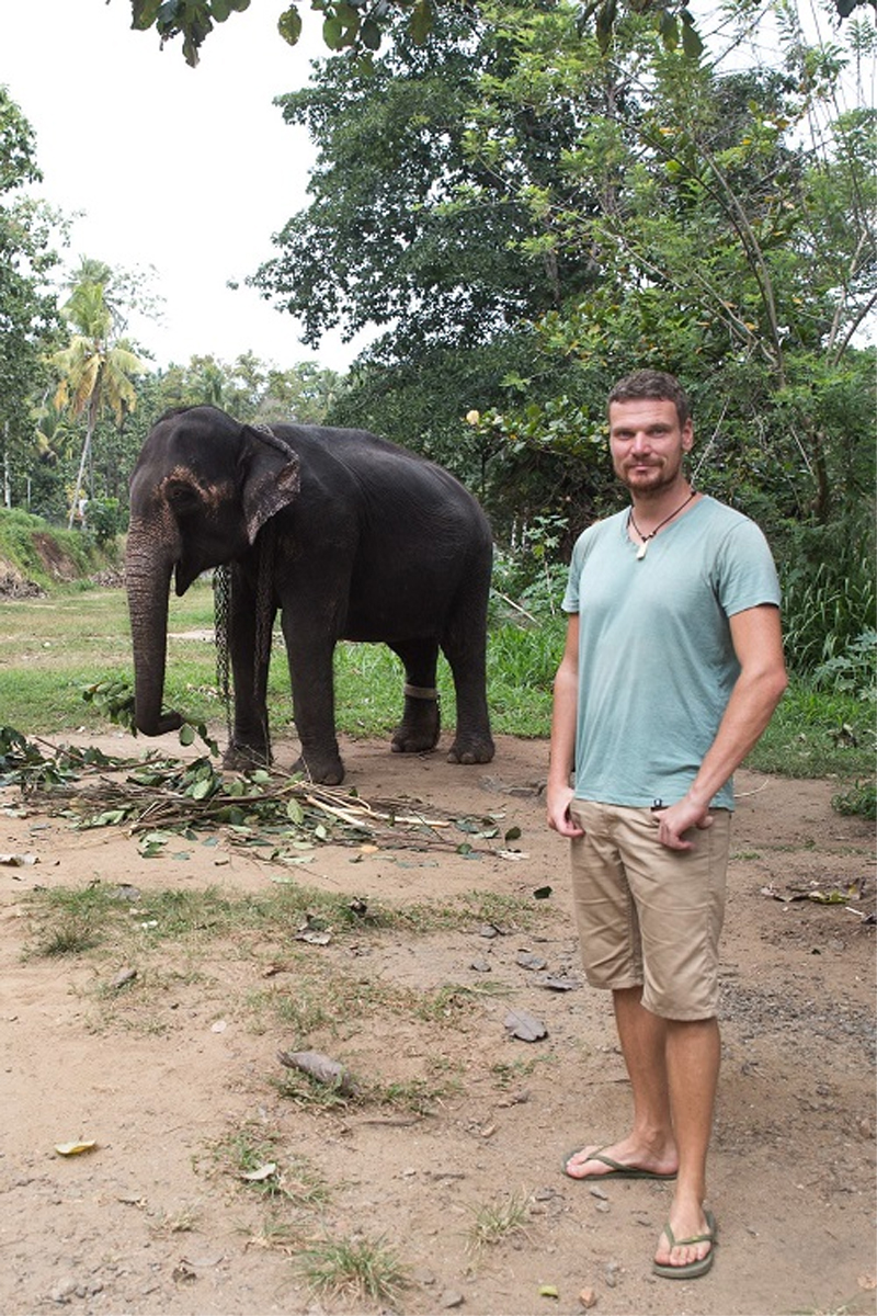 Markus Huth mit einem Elefanten