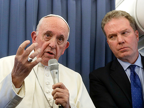 Papst Franziskus auf dem Rückflug von einer Irland-Reise im August 2018 mit dem damaligen Vatikan-Sprecher Greg Burke