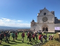 Pilger vor der Franziskus-Basilika in Assisi