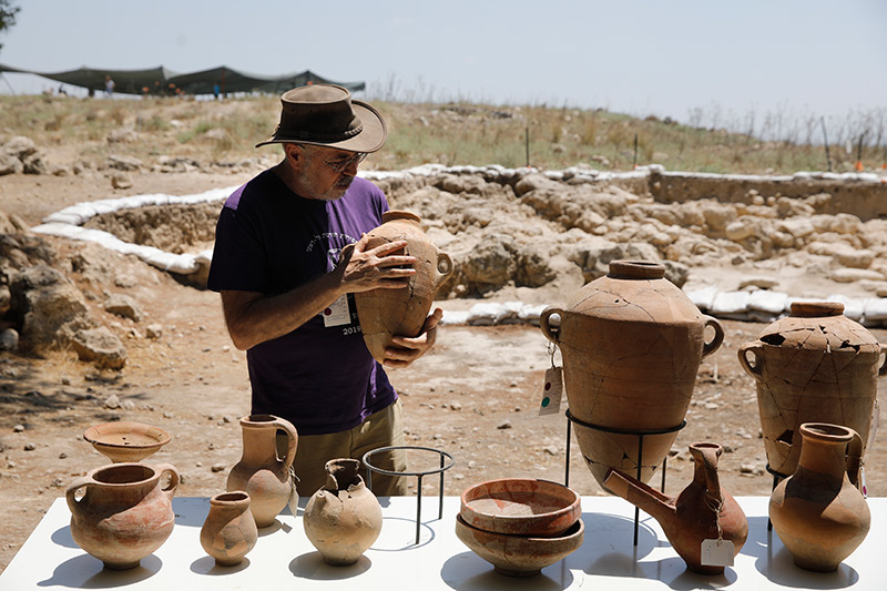 Archäologe Yosef Garfinkel präsentiert antike Töpfe vom Fundort