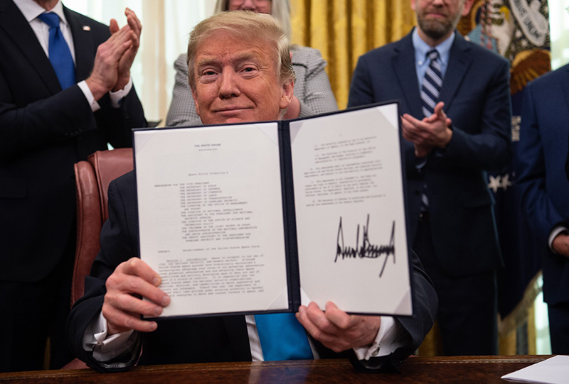 Trump hat am 19. Februar 2019 ein Dekret unterschrieben, das eigene Weltraumstreitkräfte schaffen soll