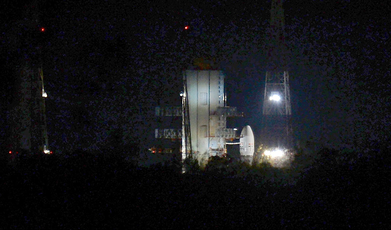 Aufnahme in der nacht: die indische Trägerrakete GSLV-mark III-M1 an ihrem Startplatz im Satish Dhawan Space Centre
