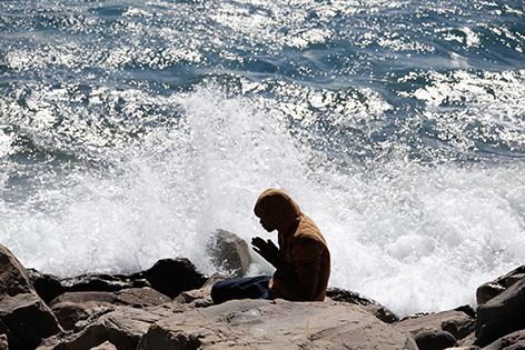 Ein Migrant betet am Mittelmeer