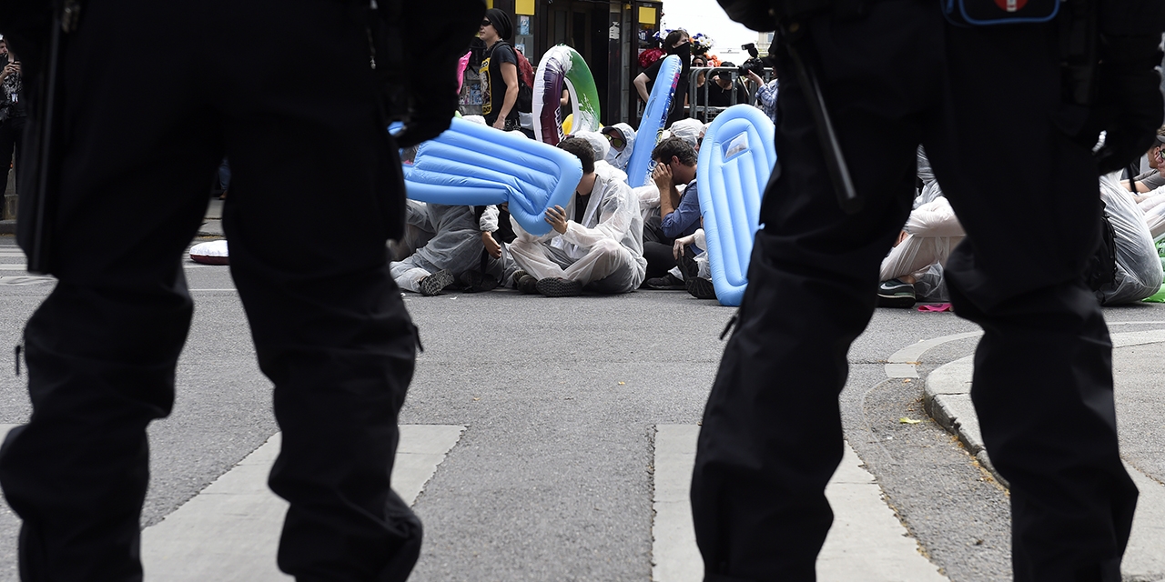 Polizisten von Hinten bei der Demo gegen Identitiäre