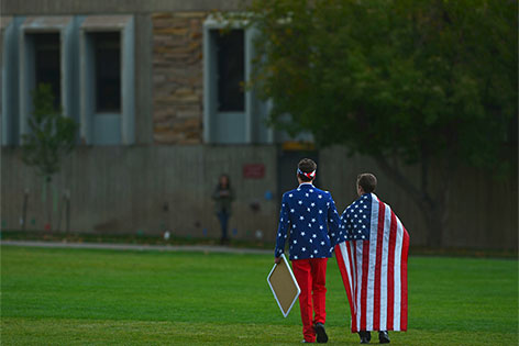 Zwei Amerikaner gehüllt in die US-Flagge und angezogen in den Farben der Flagge