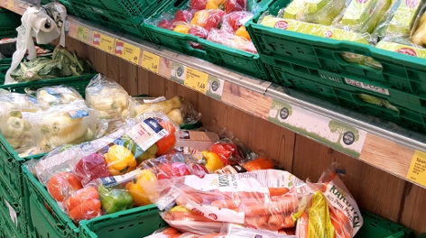 Eingeschweißtes Obst und Gemüse im Supermarktregal