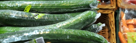 In Plastik eingeschweißte Salatgurken
