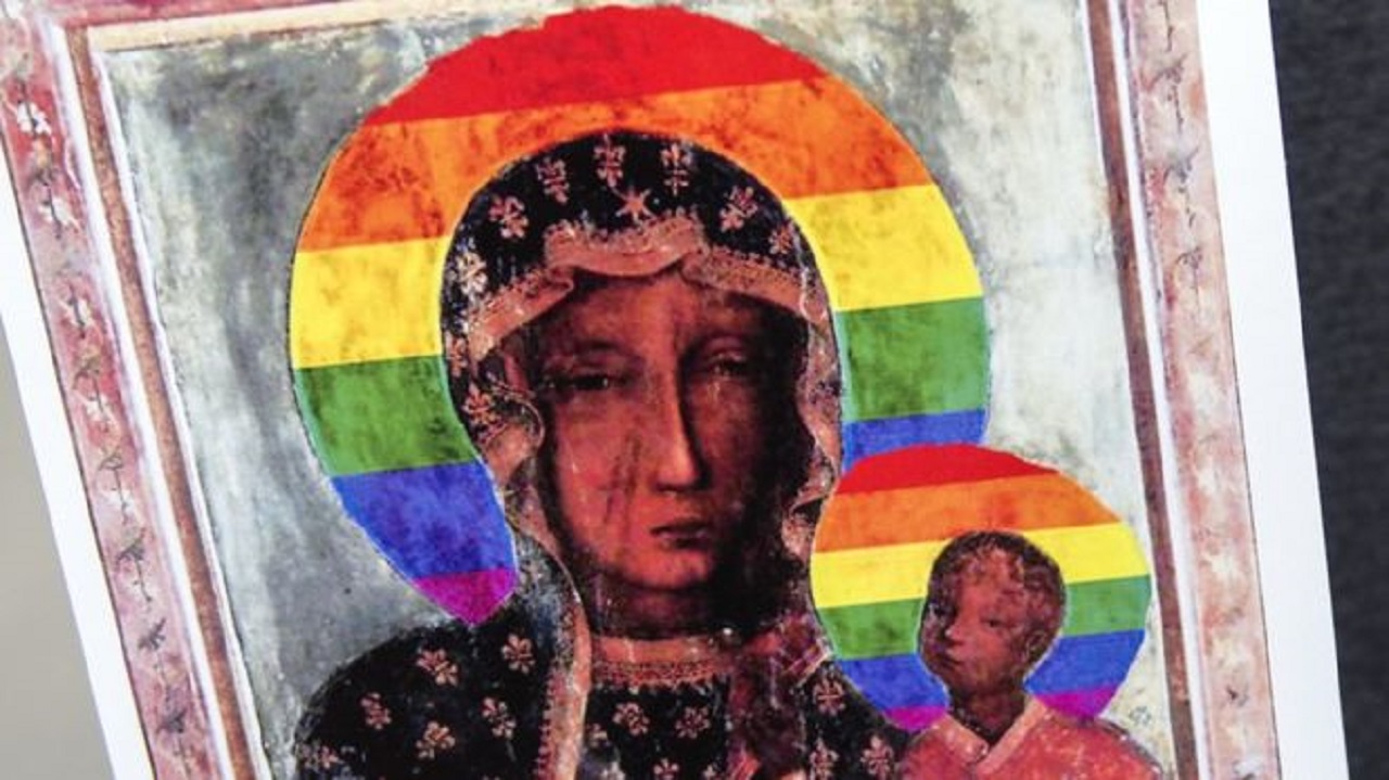 Menschenrechts-Aktivistin Elzbieta Podlesna hat in der Stadt Plock ein Poster der Heiligen Maria aufgehängt - mit ihrem Heiligenschein in Regenbogenfarben