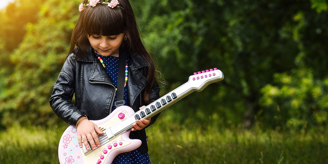 Kind mit Spielgitarre