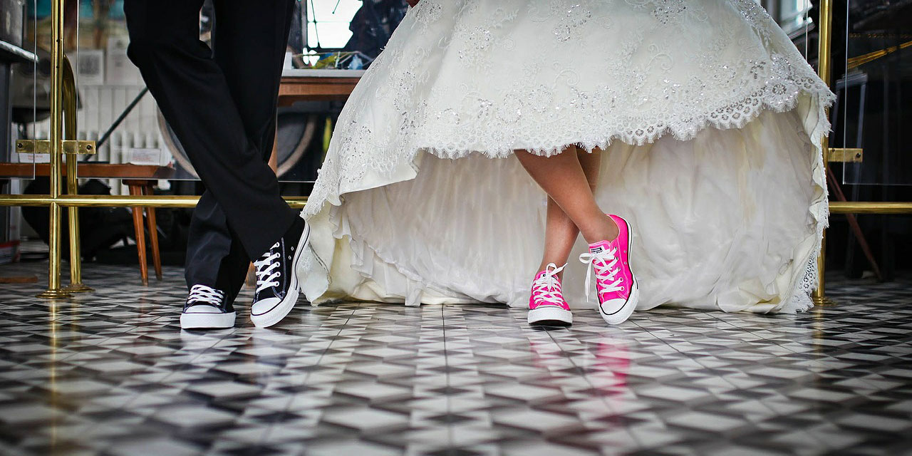 Hochzeitspaar in Sneakers