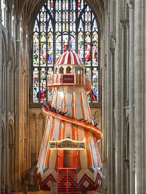 Eine Riesenrutsche in der Kathedrale von Norwich in England