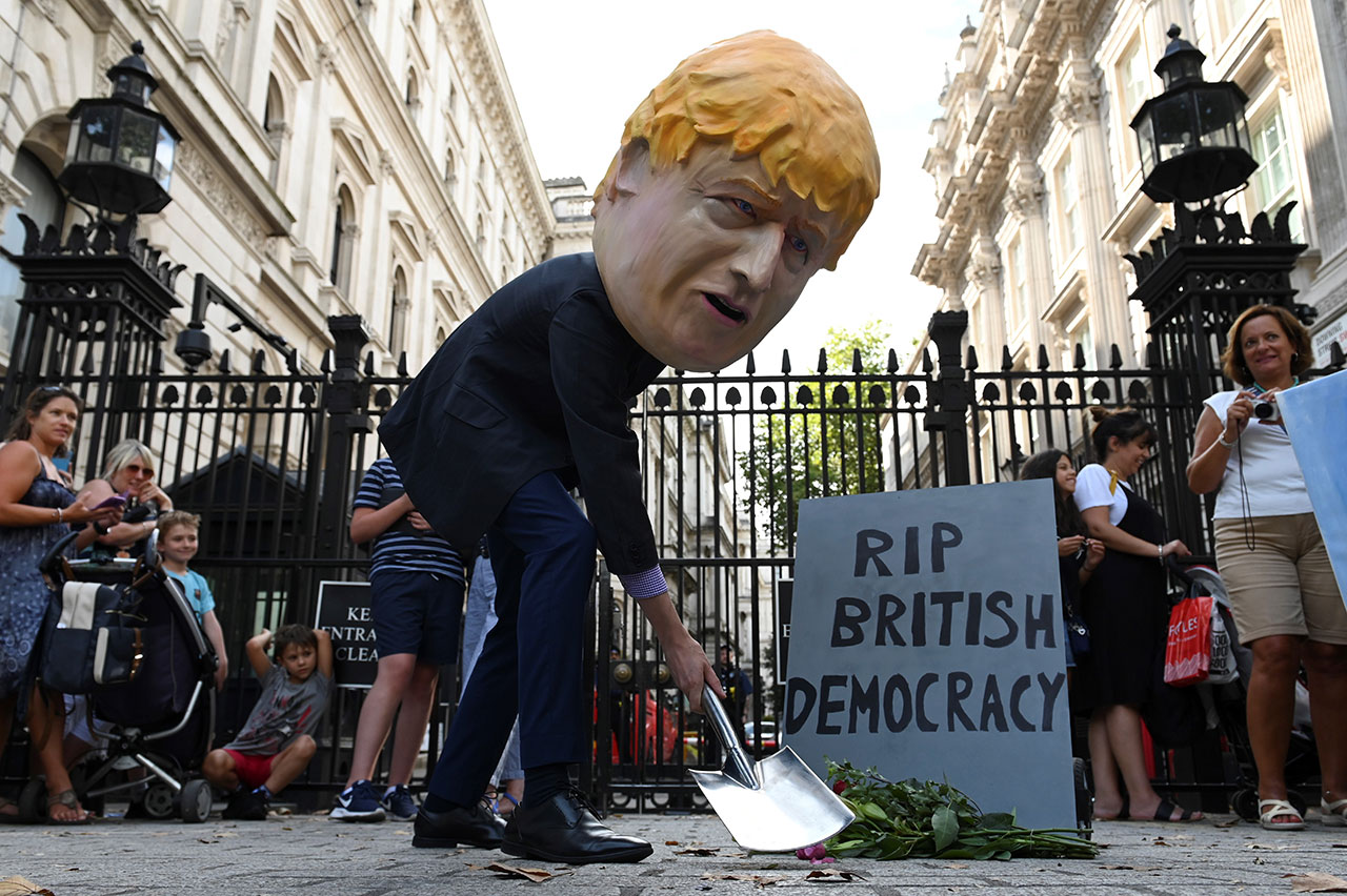 Boris JOhnson Puppe als Totengräber der Demokratie