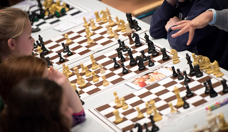 Schüler und Schülerinnen spielen Schach