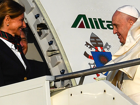 Papst Franziskus und eine Stewardess, Start Afrika-Reise 2019