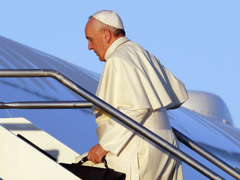 Papst Franziskus auf der Stiege zu einem Flugzeug