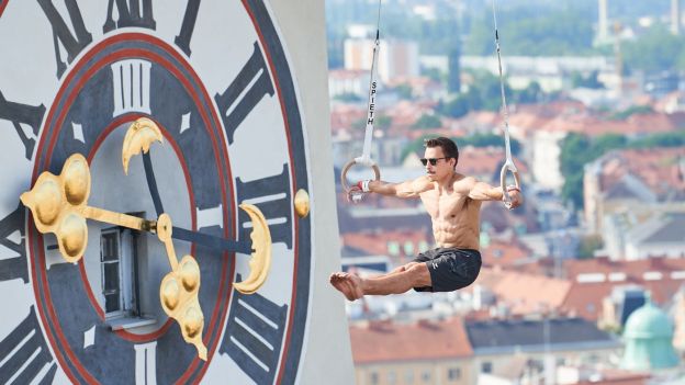 Kunstturner turnt vor dem Grazer Uhrturm