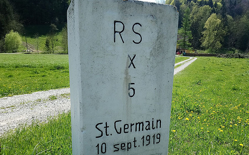 Grenzstein in der Südsteiermark, der an die Grenzziehung vor 100 Jahren erinnert