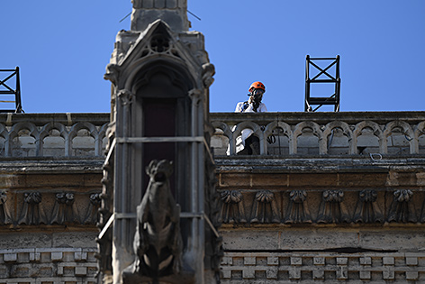 Restauration - Ein Arbeiter steht auf dem Dach von Notre-Dame