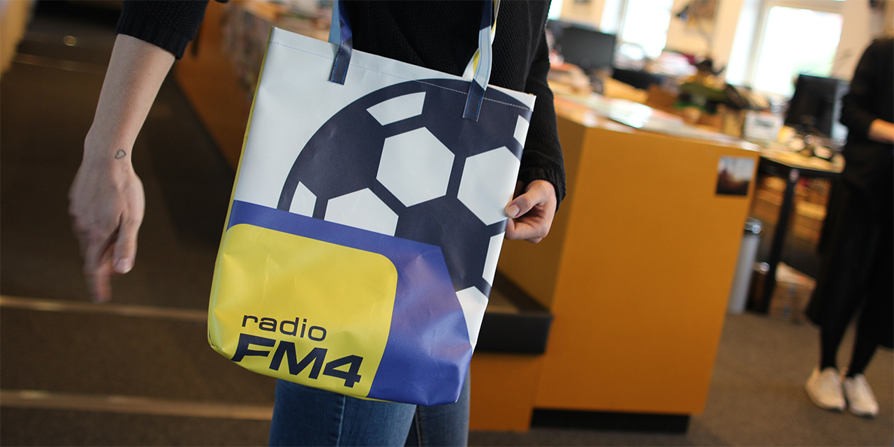 Umhängetasche mit Fußball und FM4 Logo