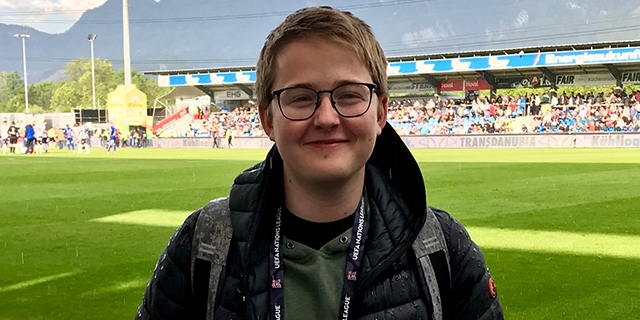 Maximilian Werner im Fußballstadion