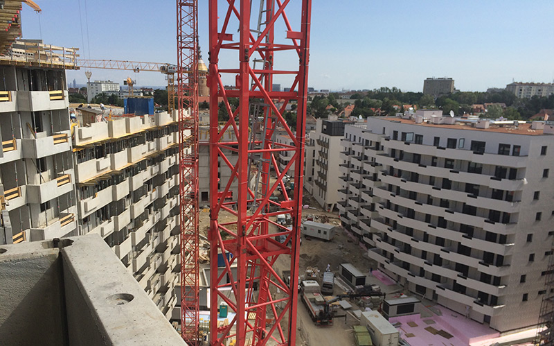 Baustelle: Blick vom Balkon eines Hochauses in der Biotope City