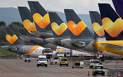 Eine Flotte an Thomas Cook Flugzeugen stehen am Flughafen